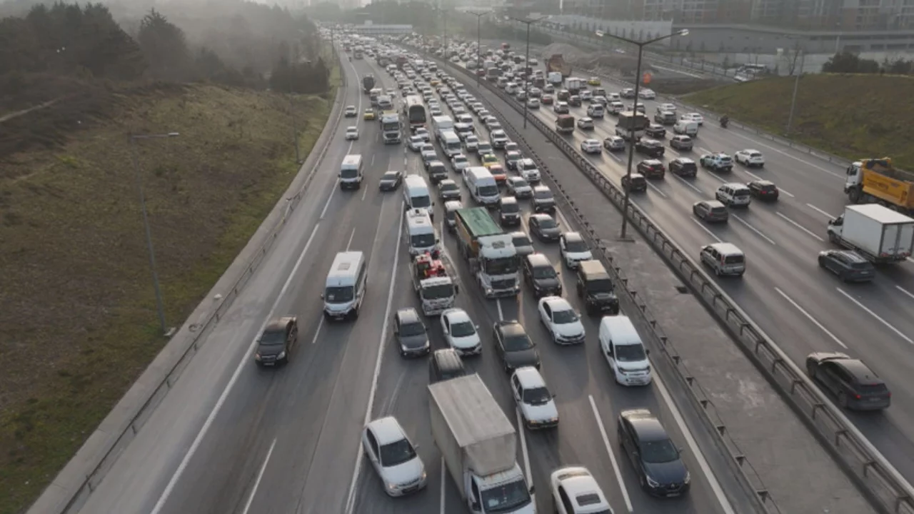 TEM'de kilometrelerce kuyruk: Dev kamyon yolu kapattı 