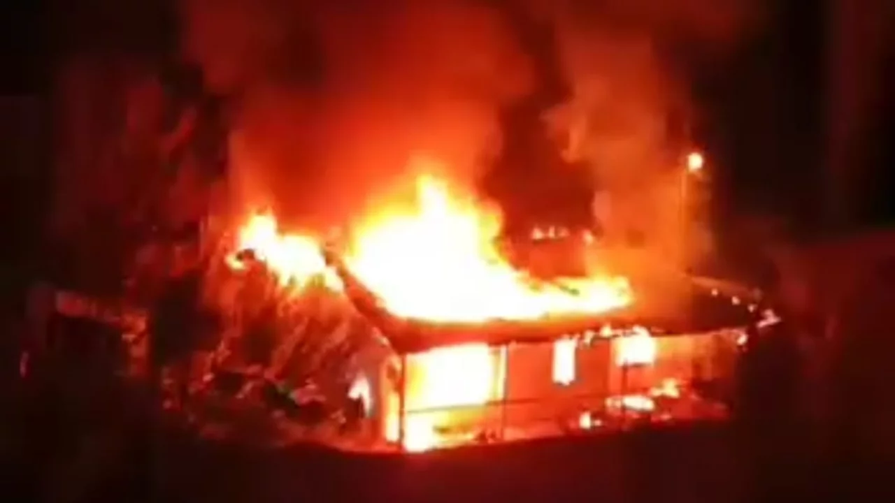 Alev alev yanan ev kullanılamaz hale geldi