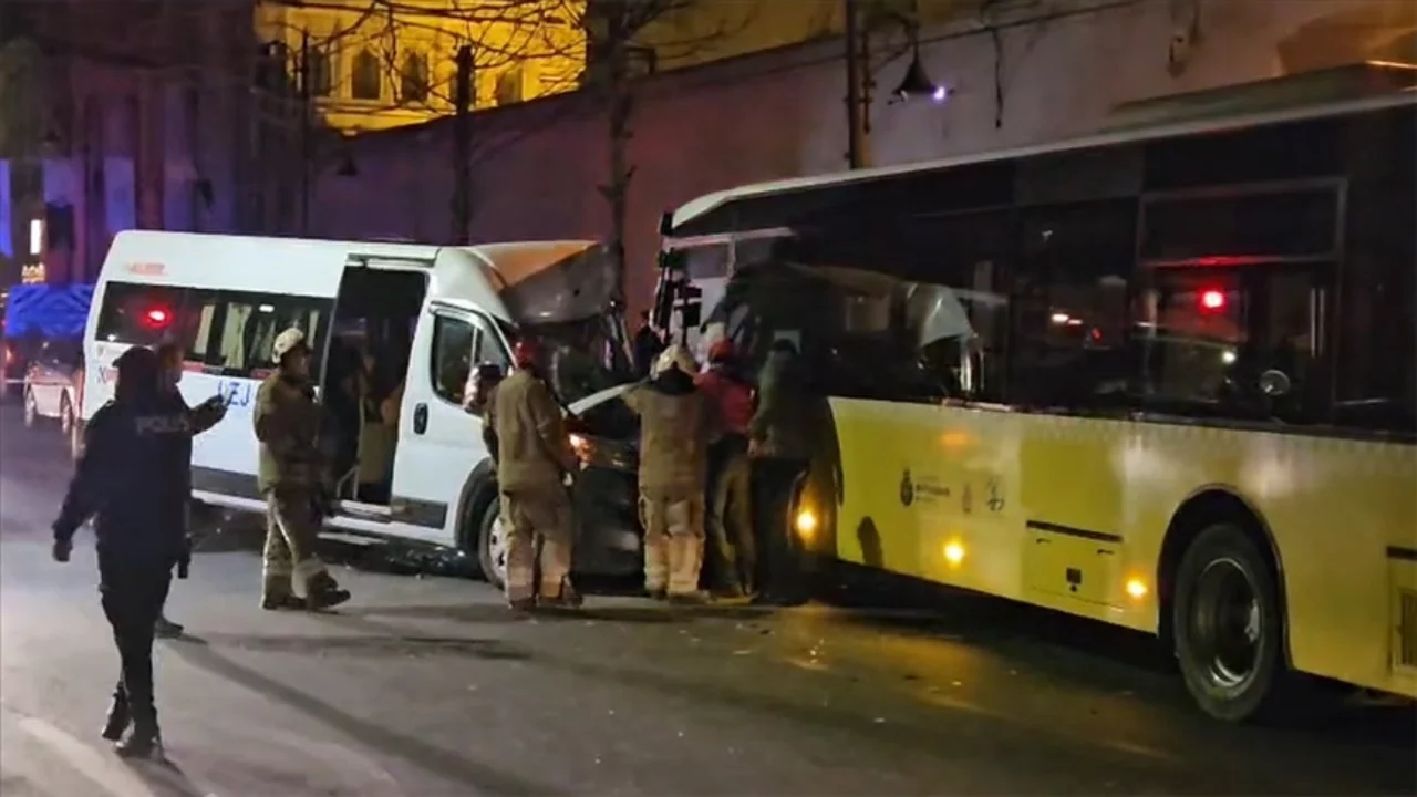 Beşiktaş'ta İETT otobüsü, servis minibüsüyle çarpıştı!