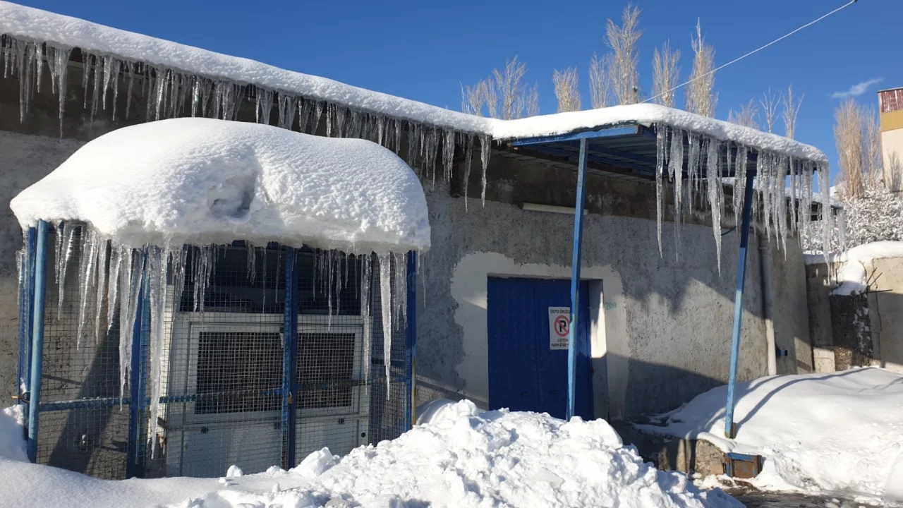 Termometreler eksi 18'i gördü, binalarda 3 metrelik buz sarkıtları oluştu