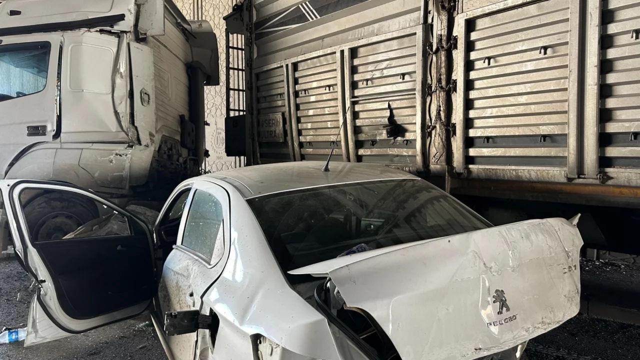 Uşak'ta otomobil ile tır çarpıştı: 1 yaralı