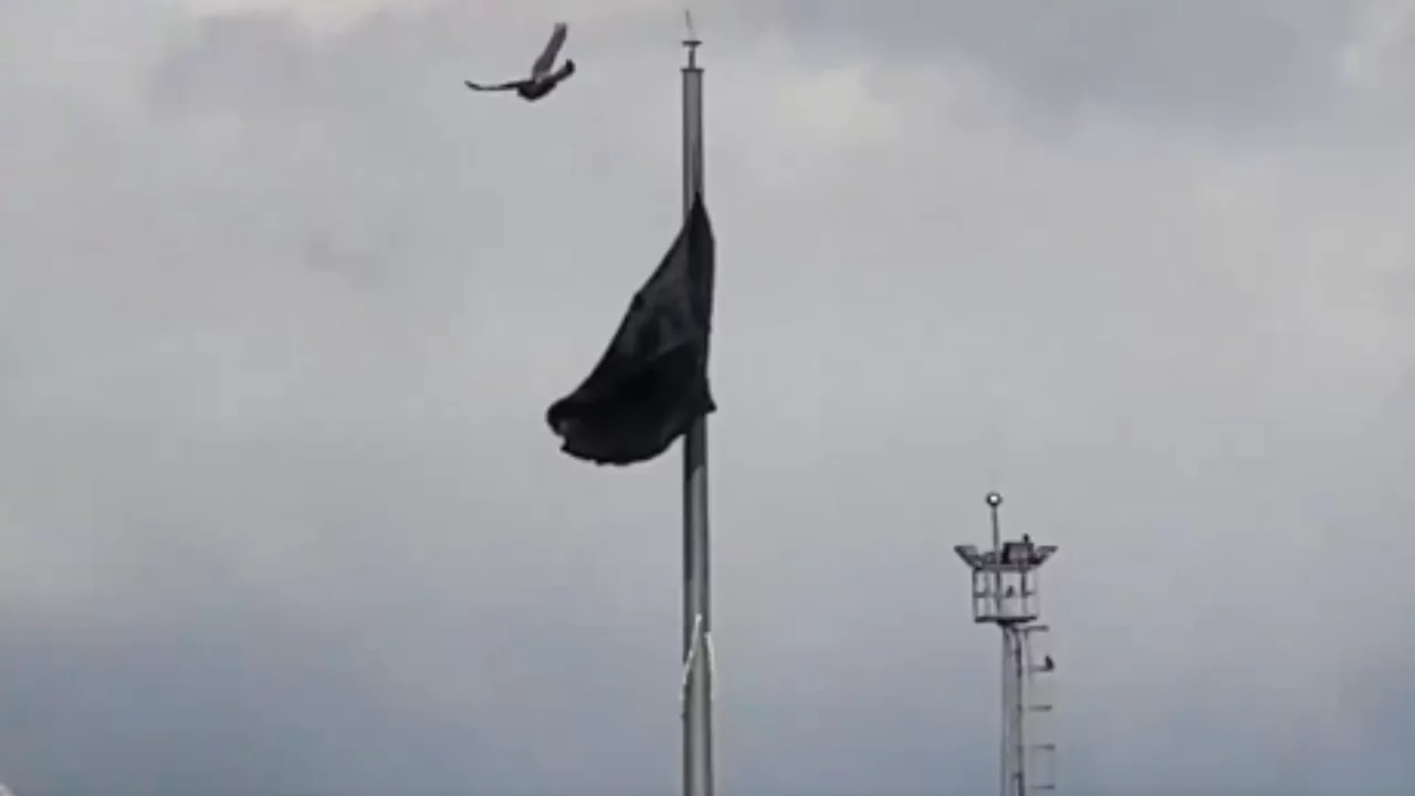 Esendere Sınır Kapısı'nın İran tarafında dev siyah bayrak dikkat çekti