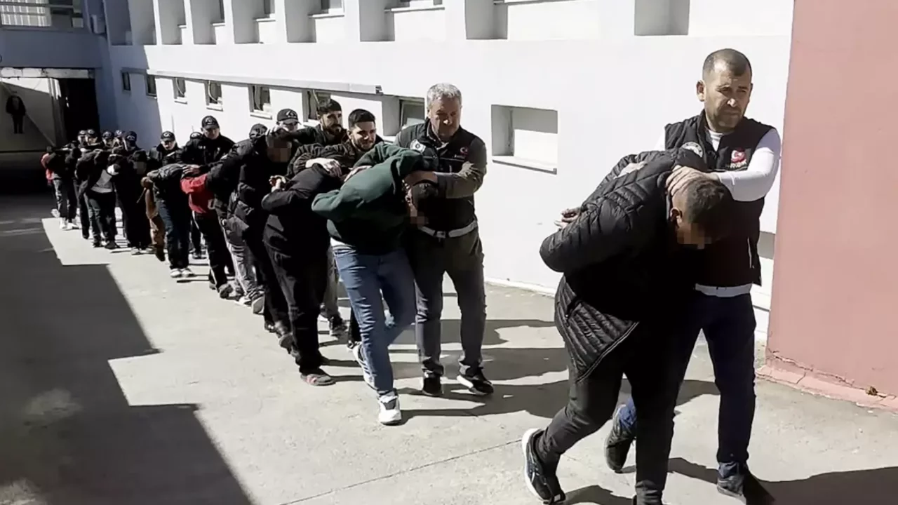 Adana'da 'torbacı' operasyonunda 11 tutuklama