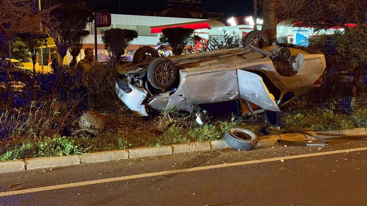 Takla atan otomobildeki 4 kişi yaralandı