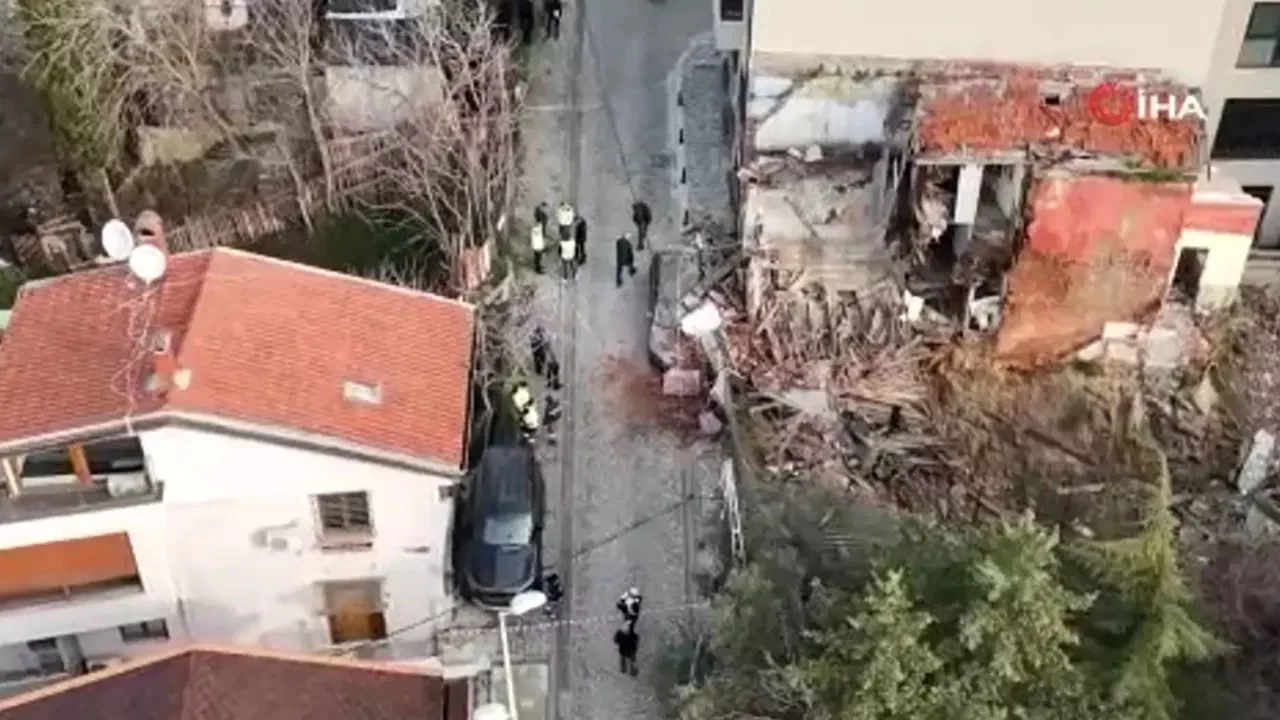 Deprem oluyor sandılar! Metruk bina park halindeki aracın üzerine çöktü! 