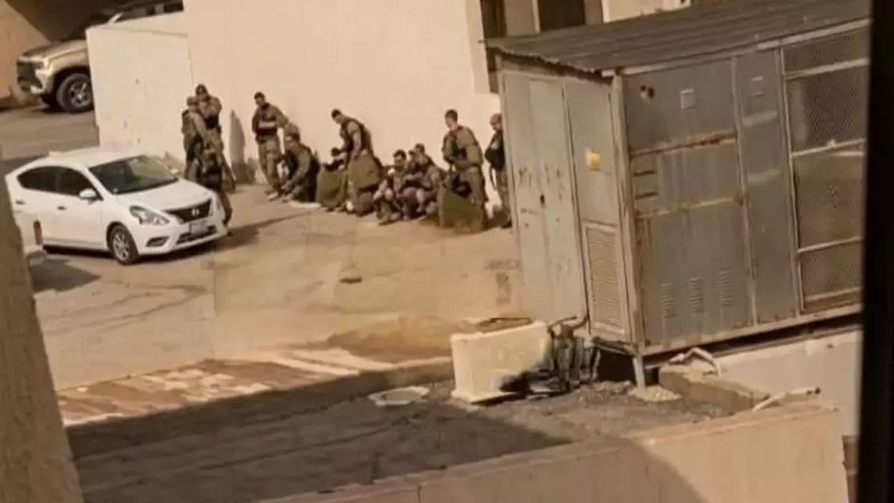 Cephede şaşırtan görüntü! Saldırıdan korkup sivillerin arasına saklandılar