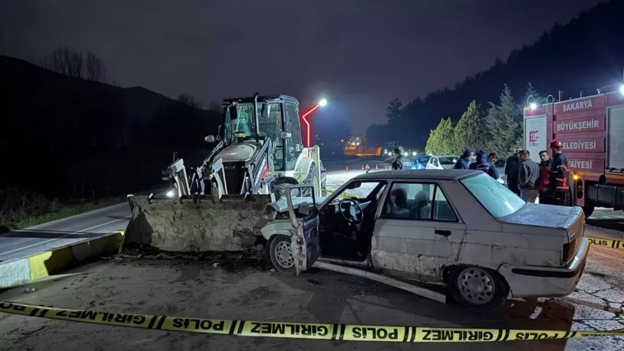 Park halindeki iş makinesine çarpan otomobilin sürücüsü öldü