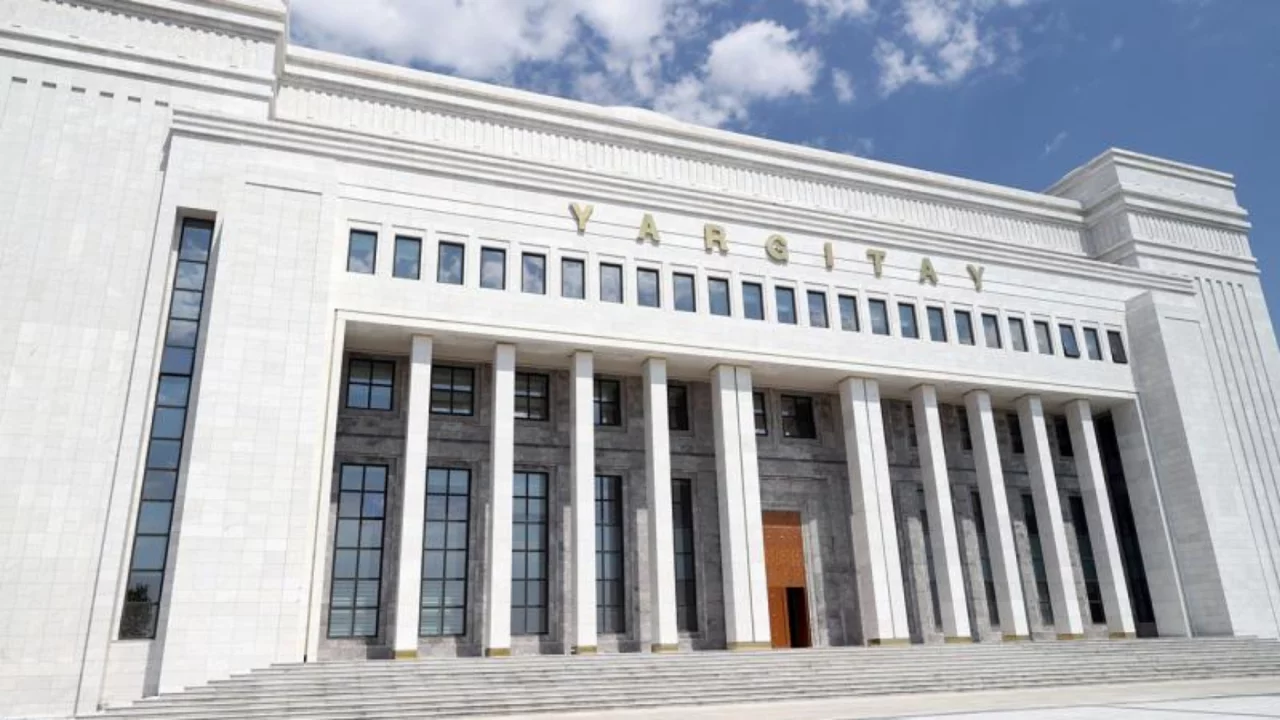 Boşanma aşamasındaki eşini gizli kamerayla izleyen sanık için şok karar!