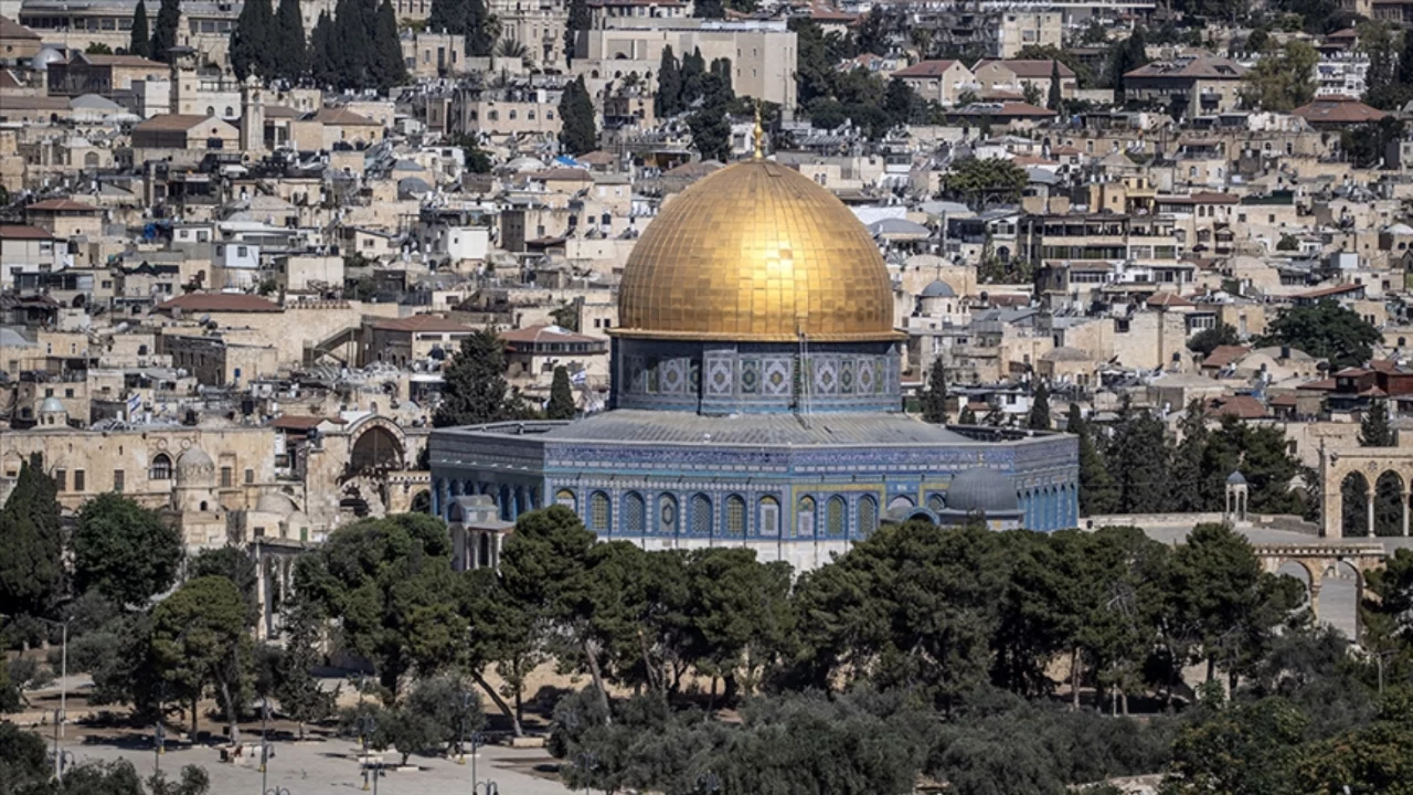 İsrail, İran ile savaş bahanesiyle Mescid-i Aksa ve Harem-i İbrahim'i kapalı tutmaya devam ediyor