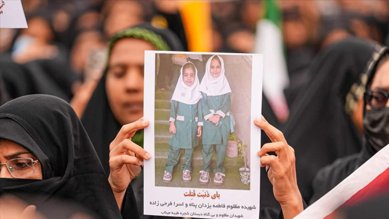 ABD-İsrail'in İran'da ilkokula düzenlediği saldırıda ölen çocuklar için cenaze töreni düzenlendi