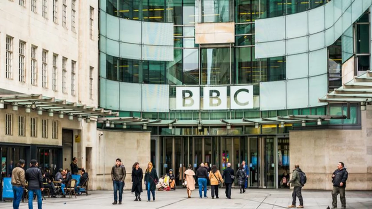 Ünlü TV kanalında kaos: 9 yıldır sunduğu programı bıraktı! Yeni sunucu merak konusu oldu 