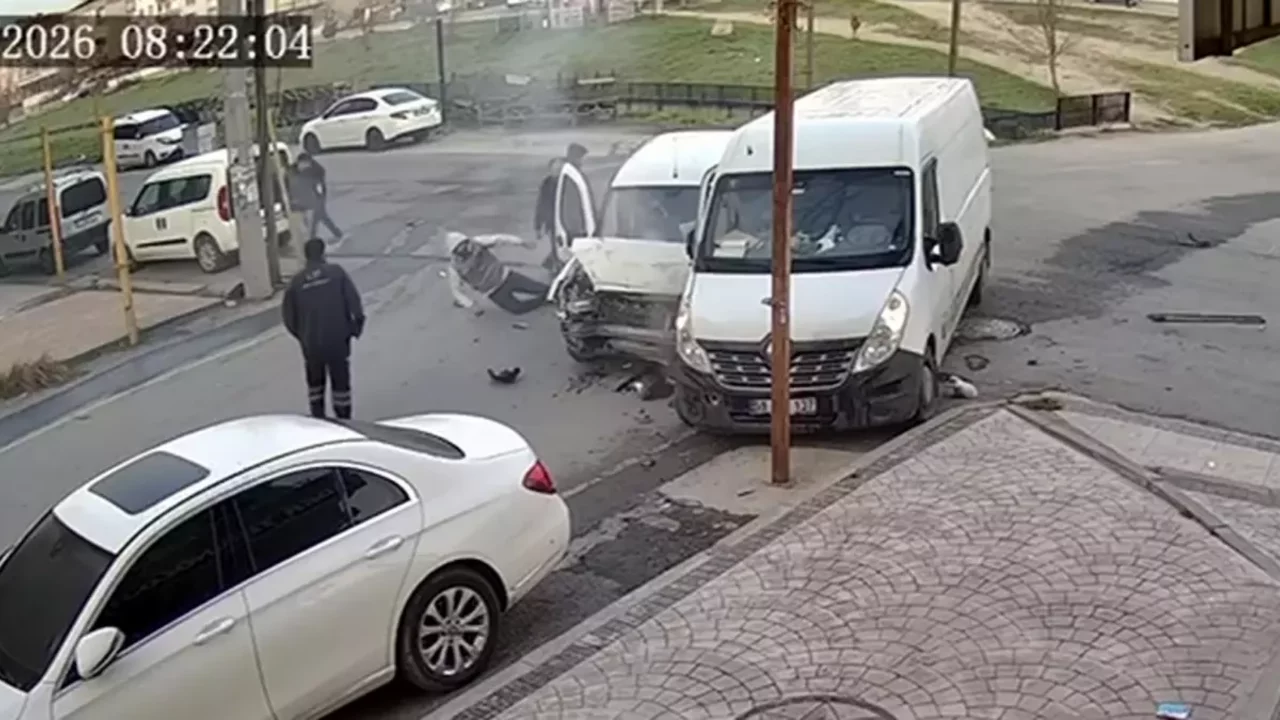 Tekirdağ'da hafif ticari ara&ccedil;la minib&uuml;s &ccedil;arpıştı: 4 yaralı