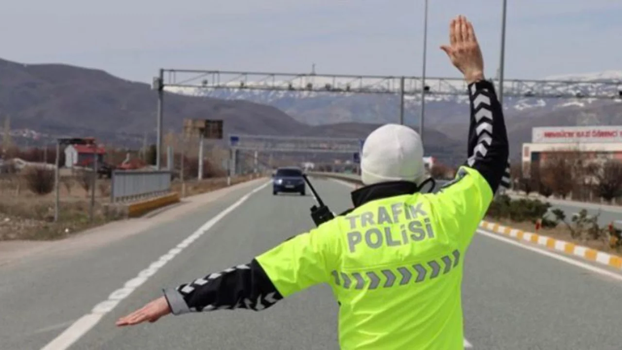 Polisin 'dur' ihtarını uymayan ehliyetsiz s&uuml;r&uuml;c&uuml;ye 542 bin lira ceza