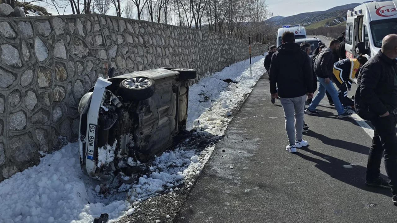 Otomobil istinat duvarına çarptı: Çok sayıda yaralı