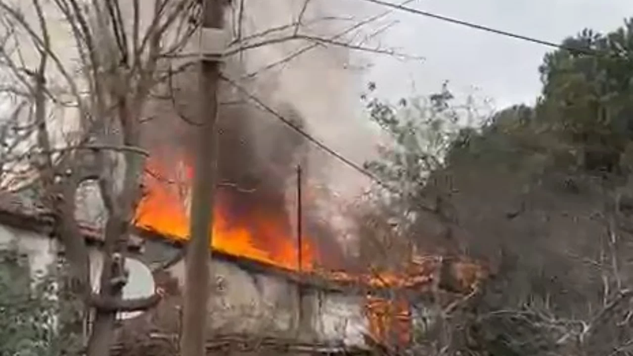 Pendik'te gecekonduda çıkan yangın söndürüldü