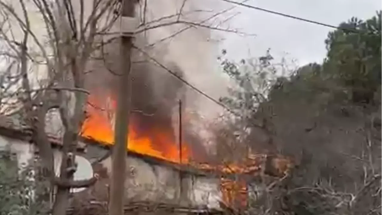 Pendik'te gecekonduda yangın çıktı