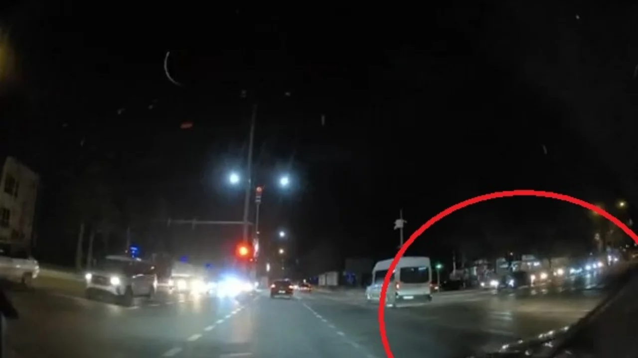 Otomobiliyle başka bir araca çarpıp kaçtı; o anlar kamerada