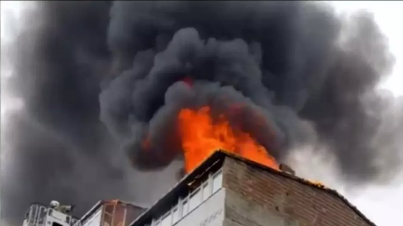 Sultangazi'de 6 katlı binada yangın paniği yaşandı, 2 kişi dumandan etkilendi