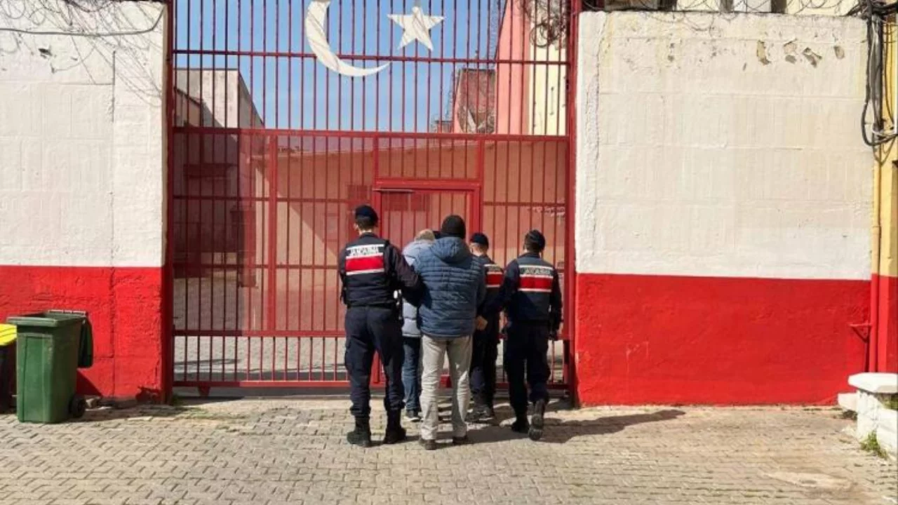 &Ccedil;eşitli su&ccedil;lardan aranan şahıslar jandarmadan ka&ccedil;amadı