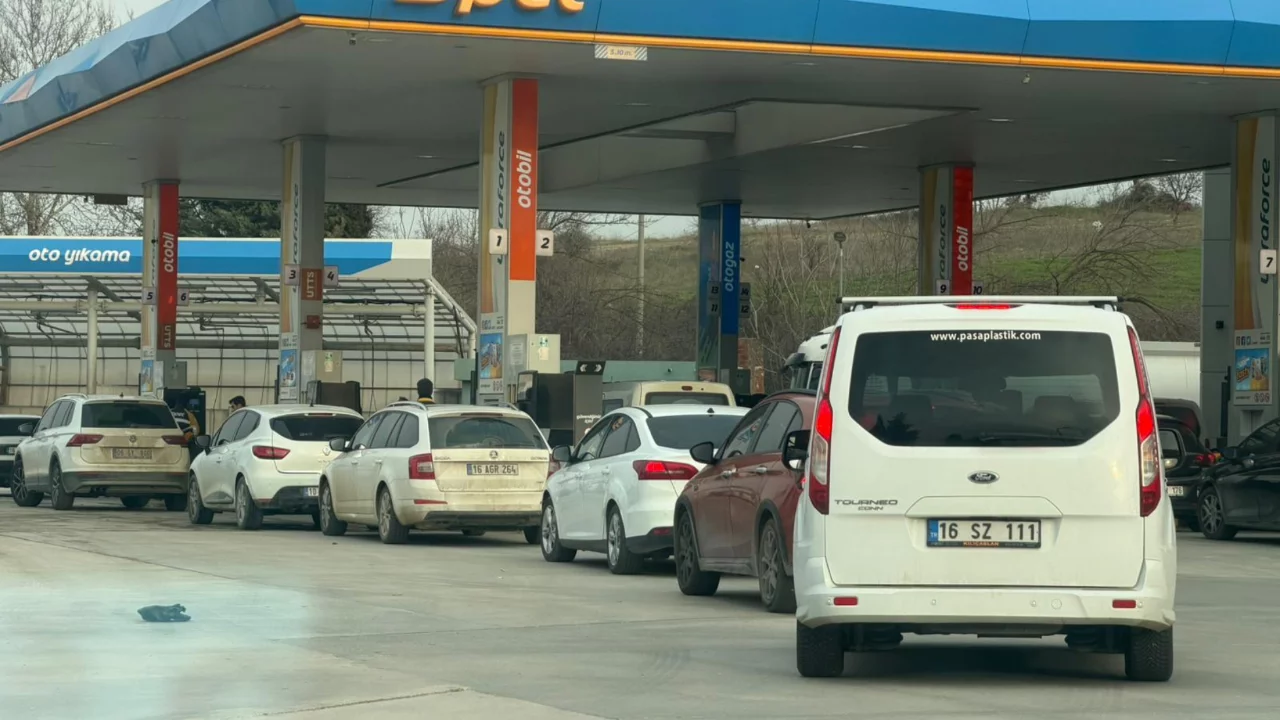 Orta Doğu'daki gerilim Brent'i uçurdu! Bursa'da akaryakıt istasyonlarında uzun kuyruklar oluştu... 