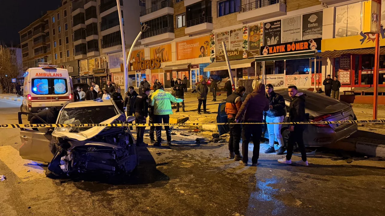 Tunceli'de iki otomobil kafa kafaya çarpıştı: 4 yaralı
