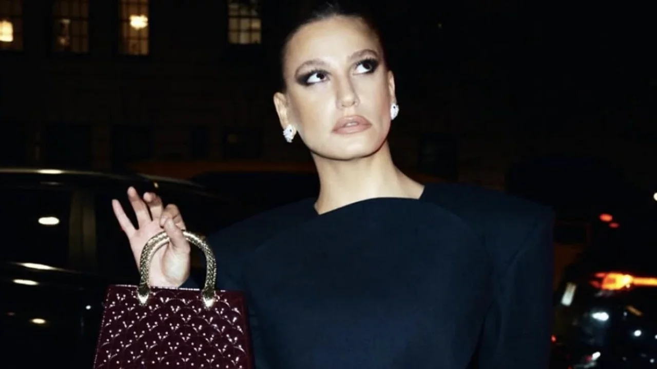 Serenay Sarıkaya kırmızı halıyı yaktı geçti! Paris'te olay oldu