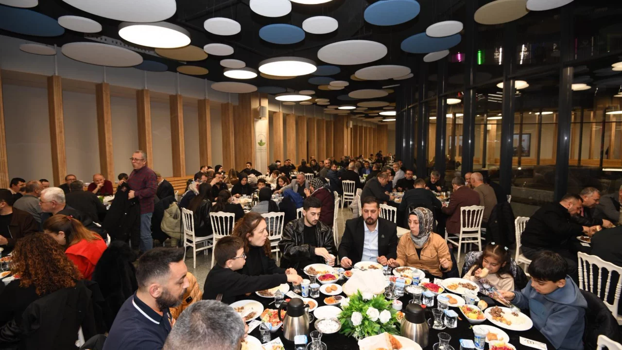 Ramazan bereketi Osmangazi'de yaşatılıyor: Başkan Erkan Aydın, DAĞ-DER ile iftarda buluştu