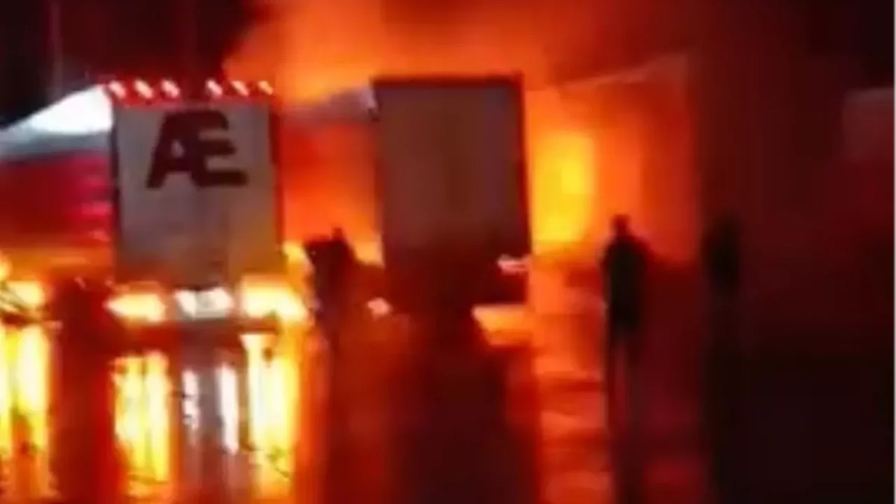 Artvin'de TIR Parkında Yangın: 2 TIR Kullanılamaz Hale Geldi