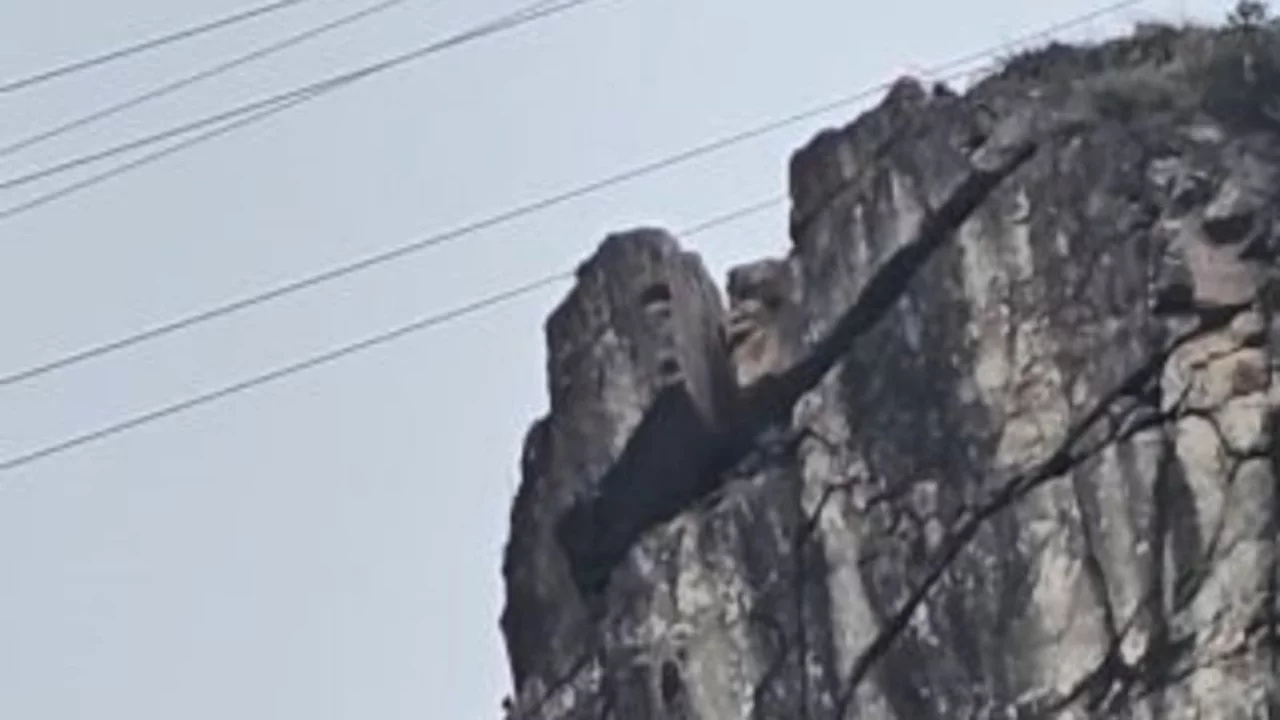 Artvin'de tehlike yaratan kayalar kontrollü şekilde düşürüldü 