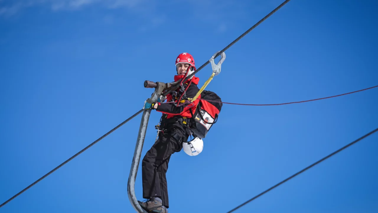 Uludağ'ın tek kadın JAK personeli: Sıfırın altında hayat kurtarıyor...