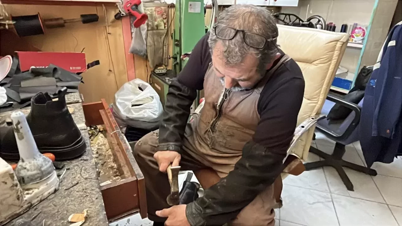 Ömrünü adadığı ayakkabıcılık mesleğini yaşatmaya çalışıyor