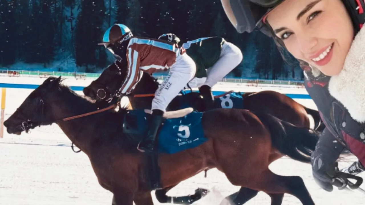  Yağmur Tanrısevsin, İsviçre'de at yarışı izledi 