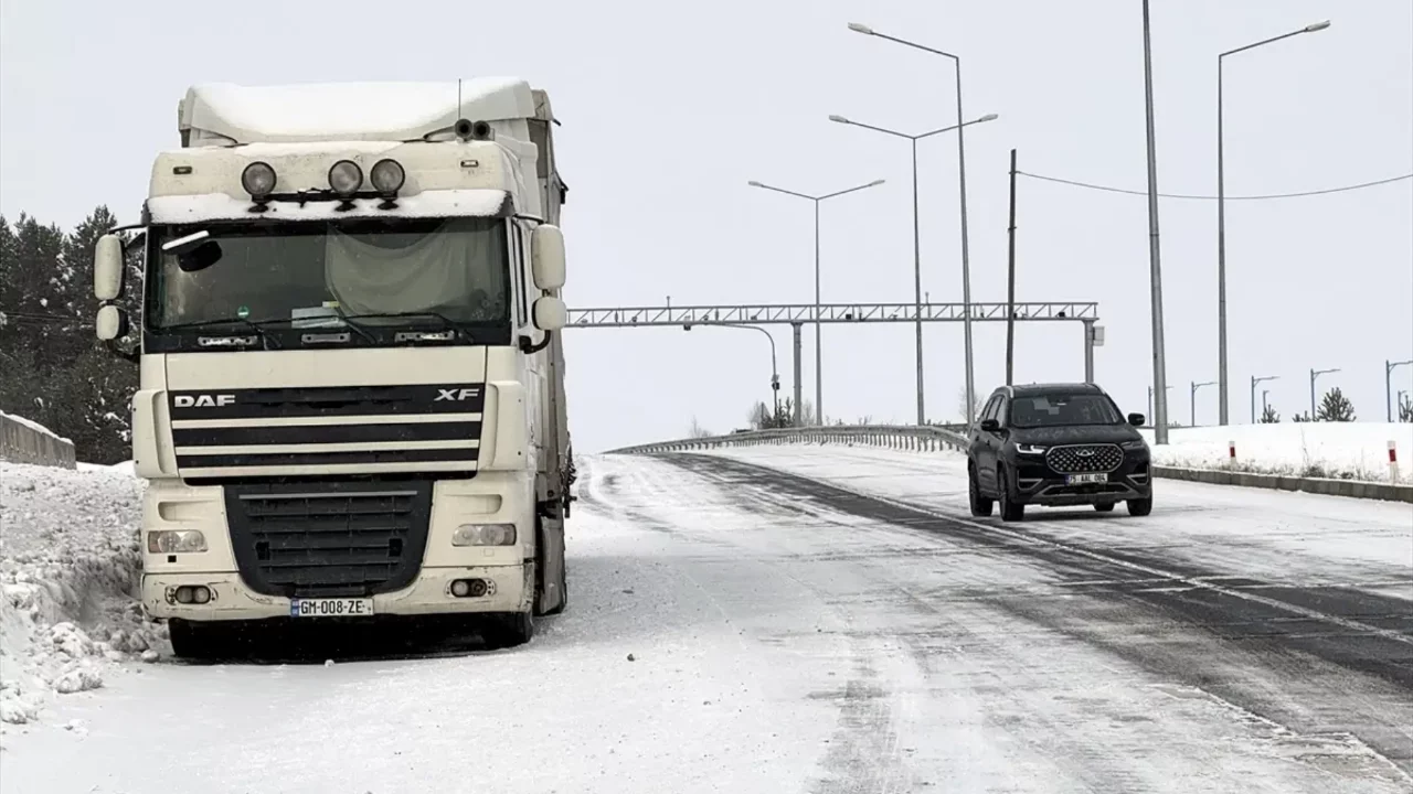 Erzurum, Kars ve Ardahan'da kar hayatı yavaşlattı