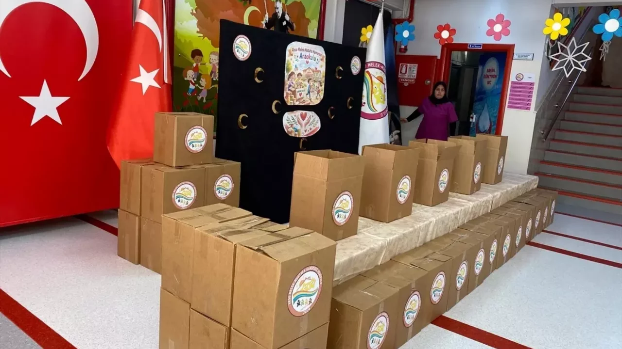 Antalya'da anaokulu öğrencileri gıda kolisi hazırladı