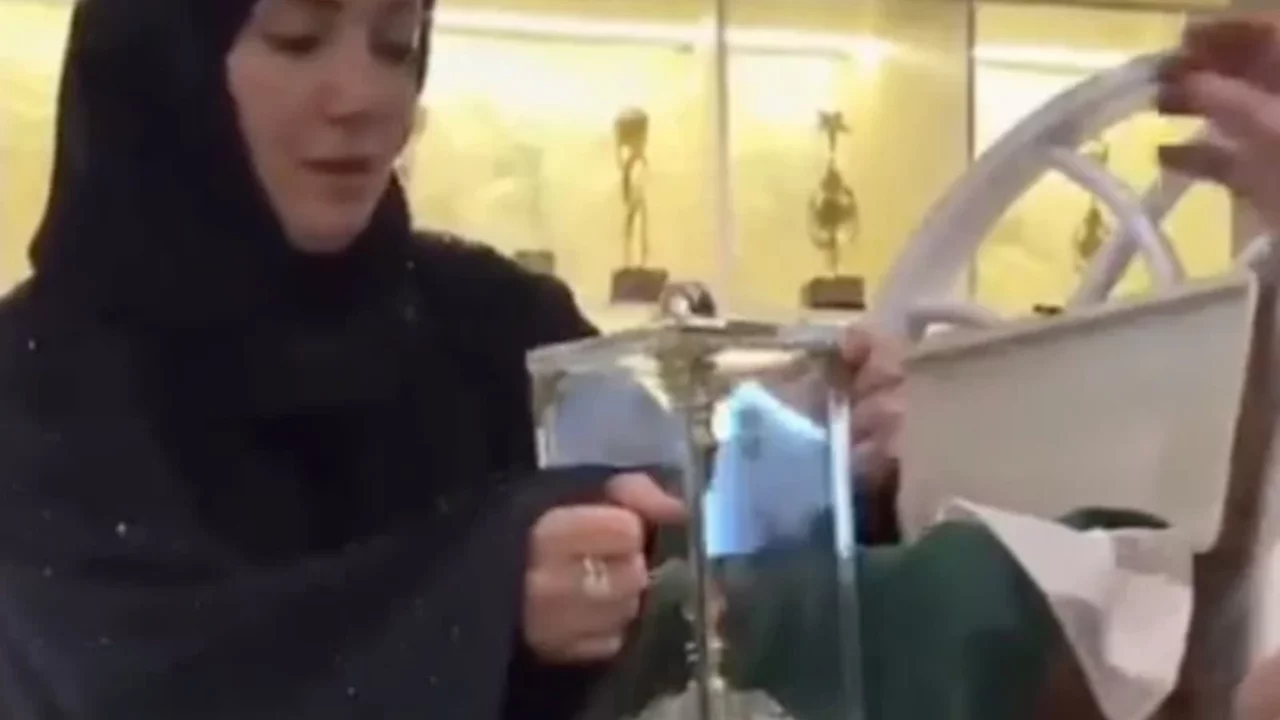 Sosyal medya fenomeni Aleyna Dalveren, iftar yemeğine Sakal-ı Şerif'i getirdi