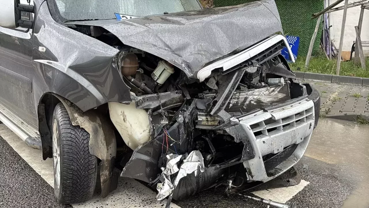 Samsun'da iki otomobilin çarpıştığı kaza güvenlik kamerasında