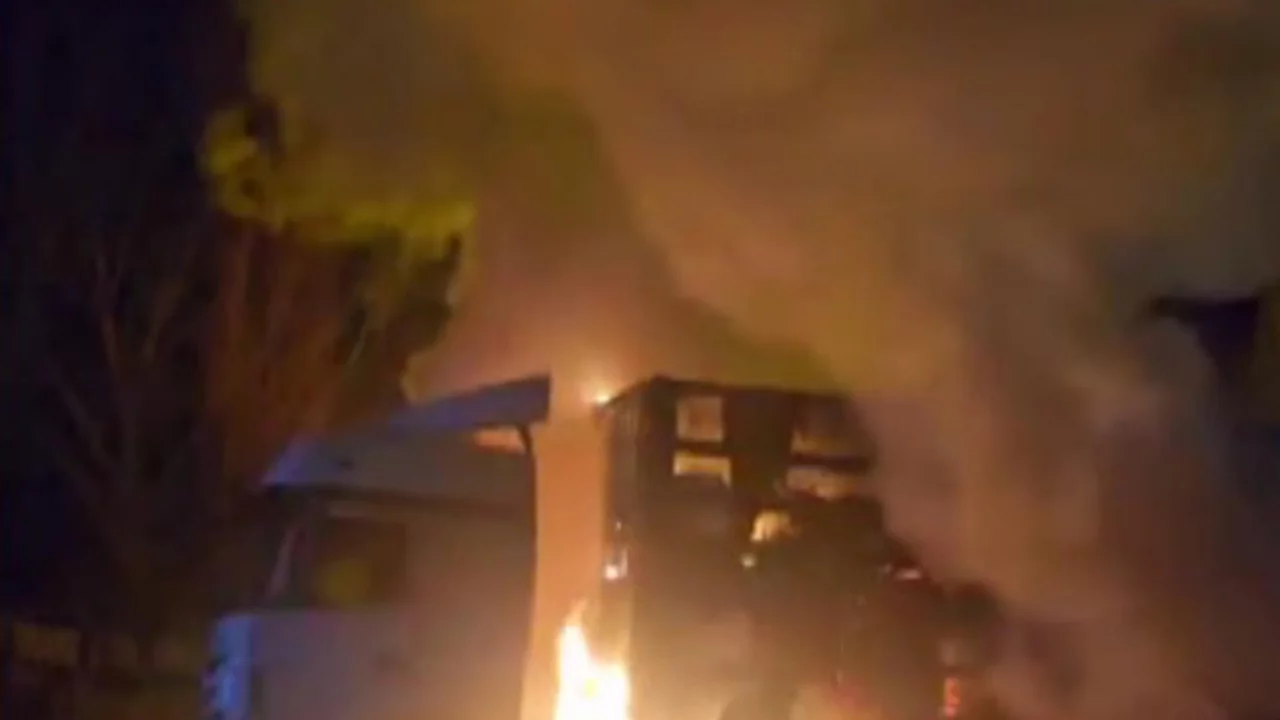 Pamuk yüklü TIR yandı