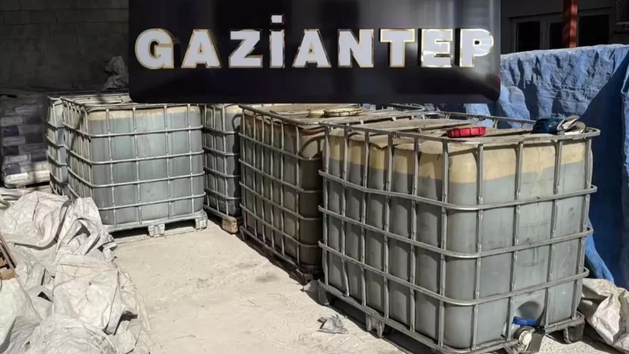Gaziantep'te 7 bin litre g&uuml;mr&uuml;k ka&ccedil;ağı akaryakıt ele ge&ccedil;irildi