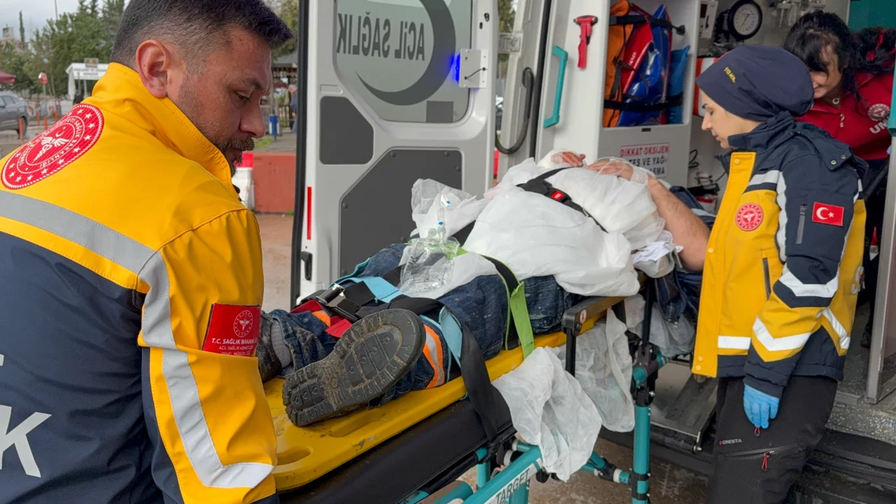 Beton mikserini yıkarken düşen sürücü hastanelik oldu