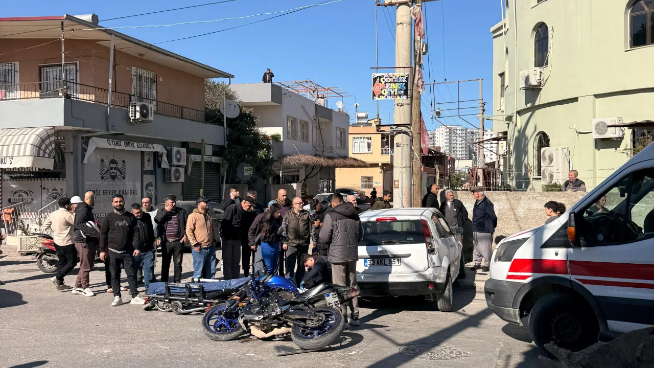 Tarsus'ta otomobil ile motosiklet çarpıştı: 2 yaralı