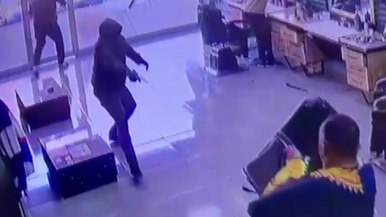 Berberde silahlı saldırıya uğradı! Koltuğa sığındı...