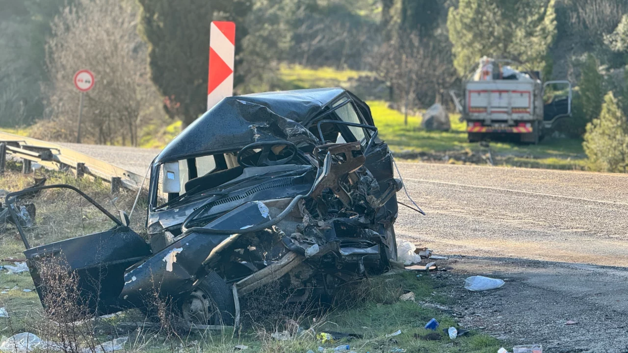 Karabük'te otomobille kamyon çarpıştı: 2 ölü, 4 yaralı 