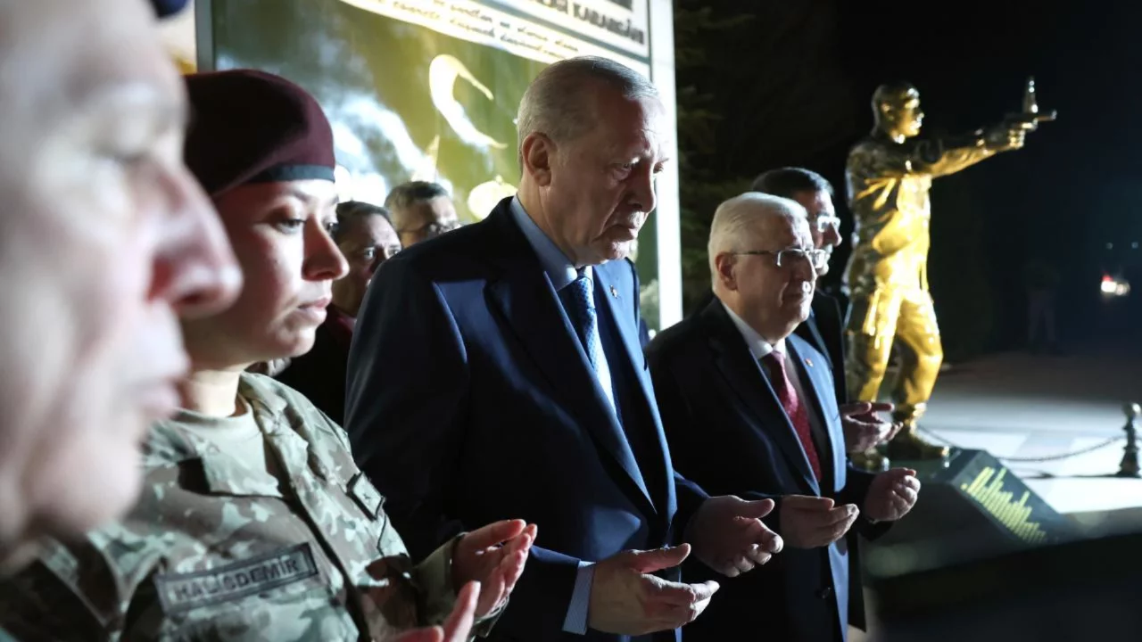 Cumhurbaşkanı Erdoğan, Ömer Halisdemir Anıtı'nın önünde dua etti 