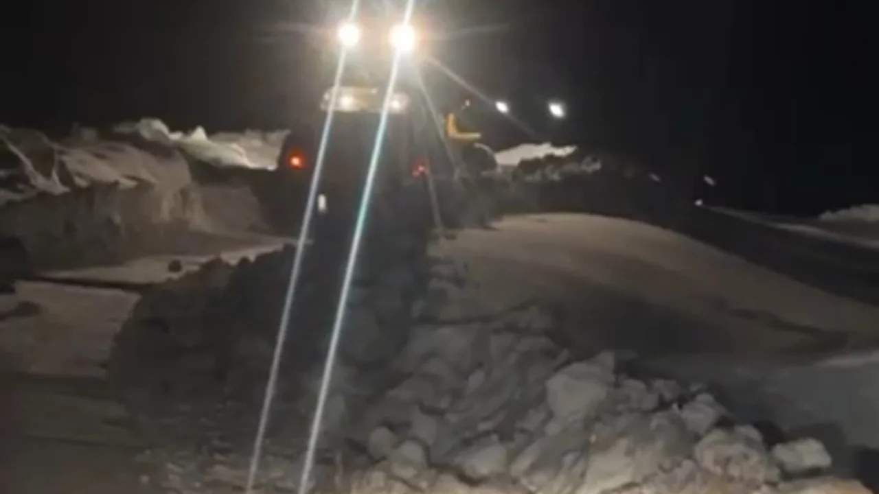 Muş'ta fırtına nedeniyle köy yolu ulaşıma kapandı