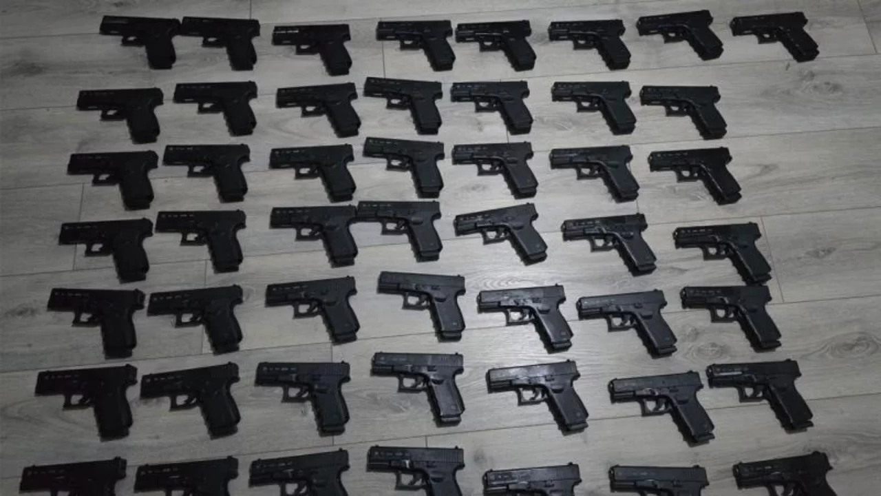 Ev değil cephanelik! Polis baskınında 50 tabanca çıktı 