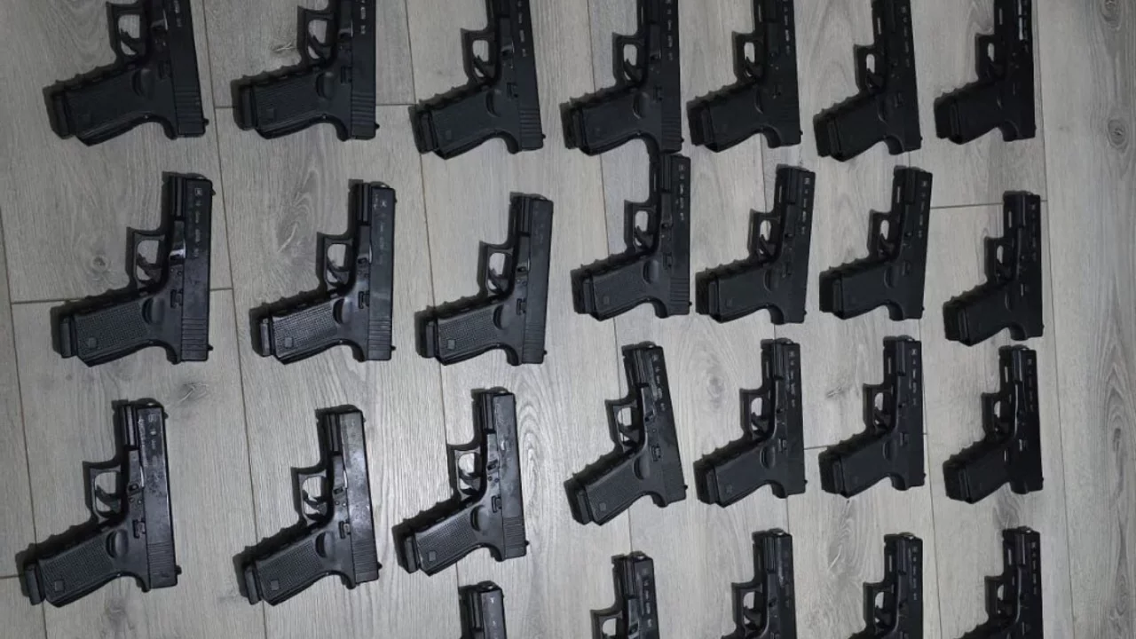 Gözaltına alınan kişinin evinden ve aracından 50 tabanca çıktı