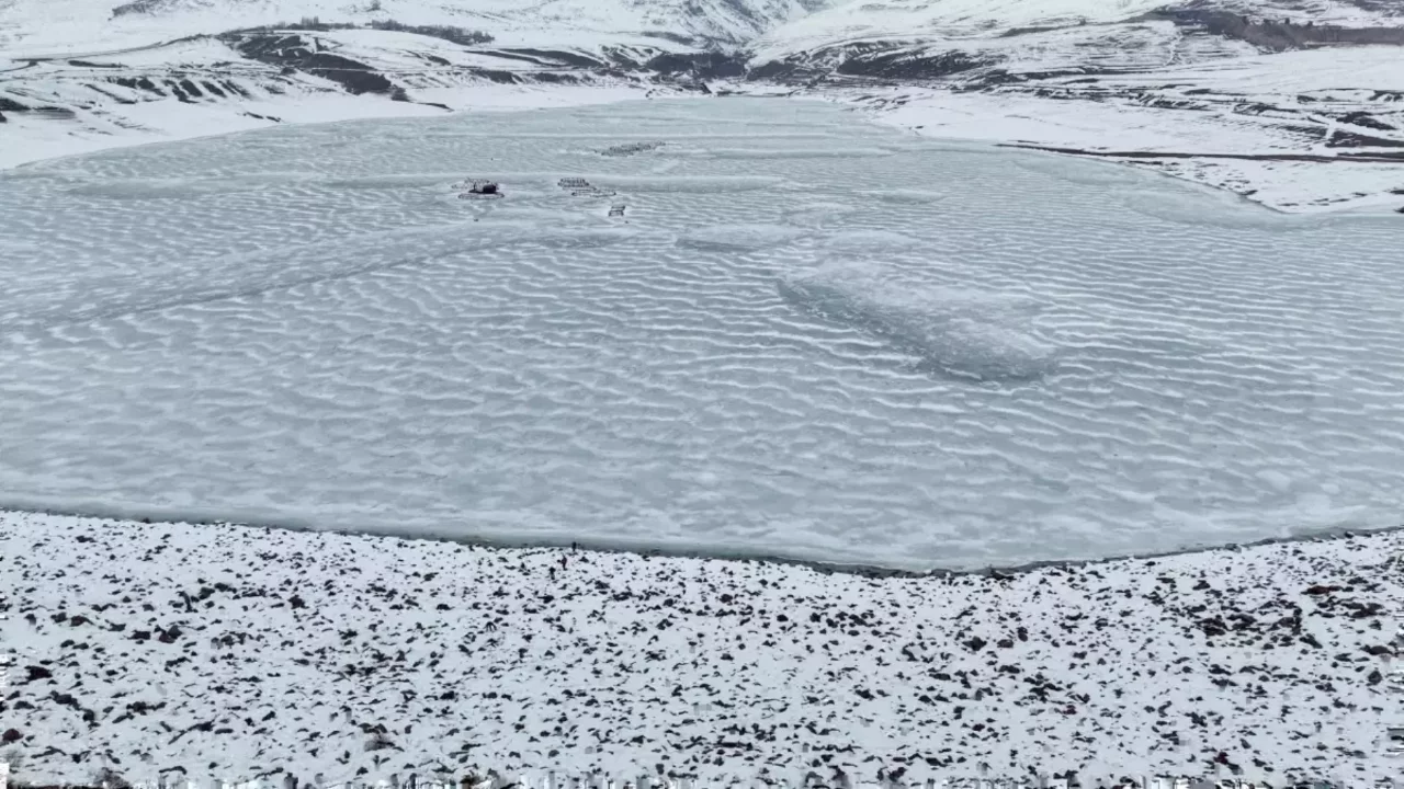 Erzurum'da Demirdöven Barajı buz tuttu