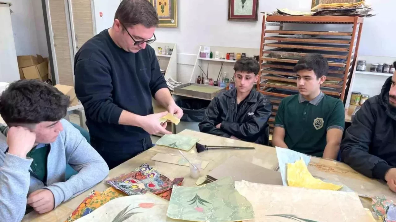 Liseli gen&ccedil;ler sanat dolu g&uuml;n yaşadı