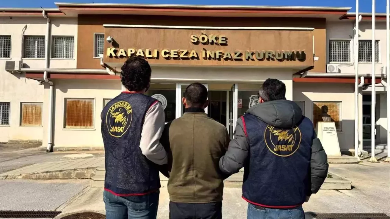 &Ccedil;eşitli su&ccedil;lardan aranan 3 kişi, jandarmadan ka&ccedil;amadı