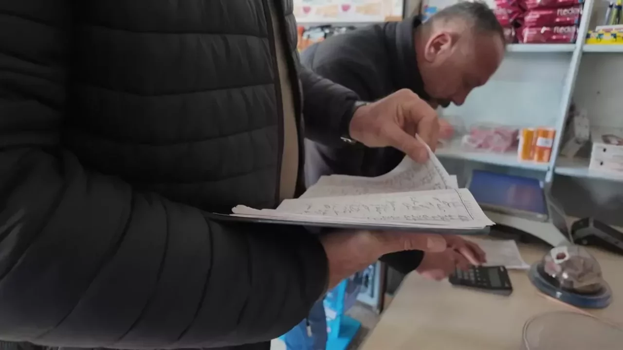 'Zimem Defteri' geleneğiyle memleketinde fırın ve bakkallardaki 3 milyon TL'lik borcu kapattı